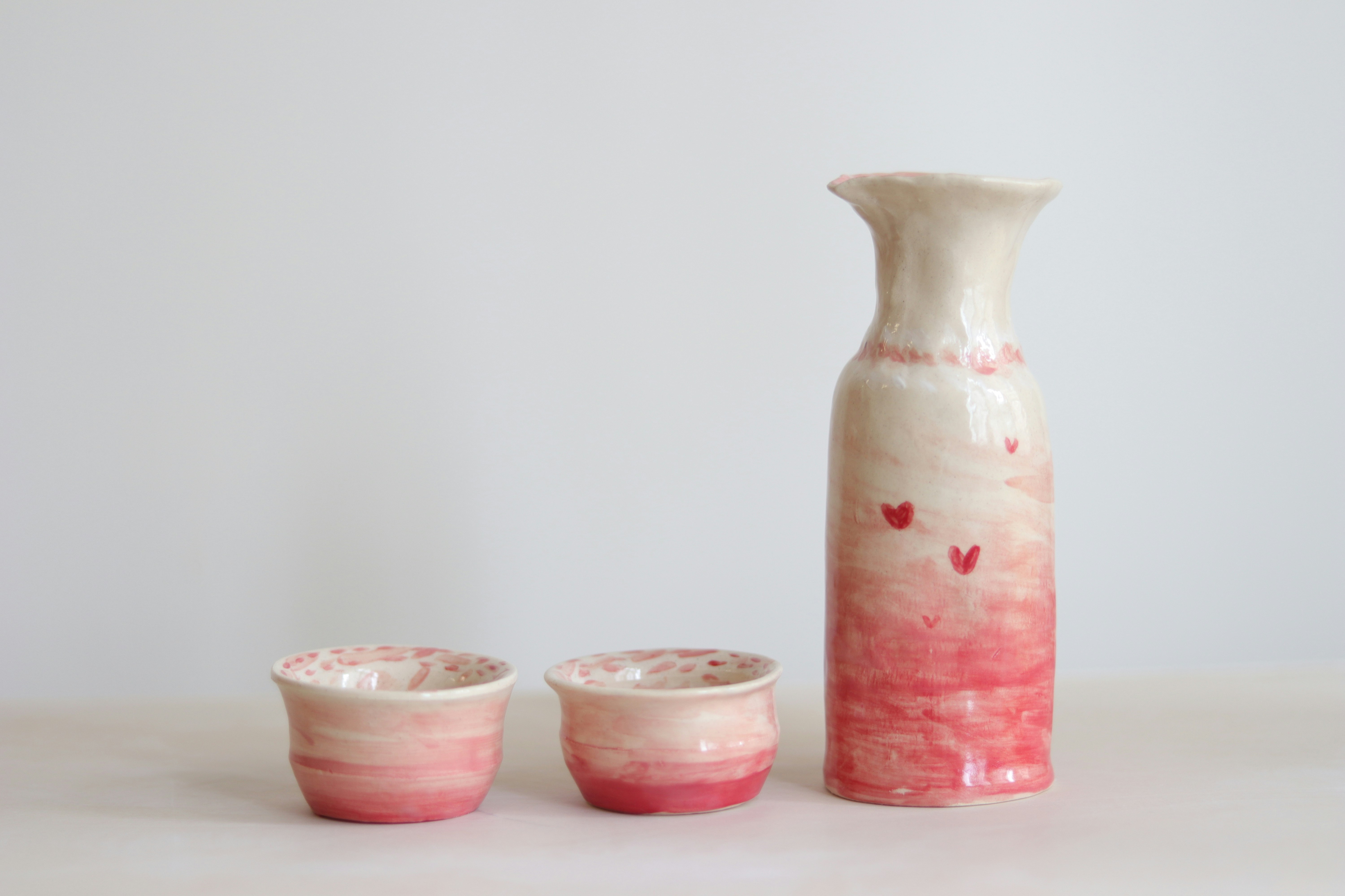Platos de cerámica artesanales en la pared del taller