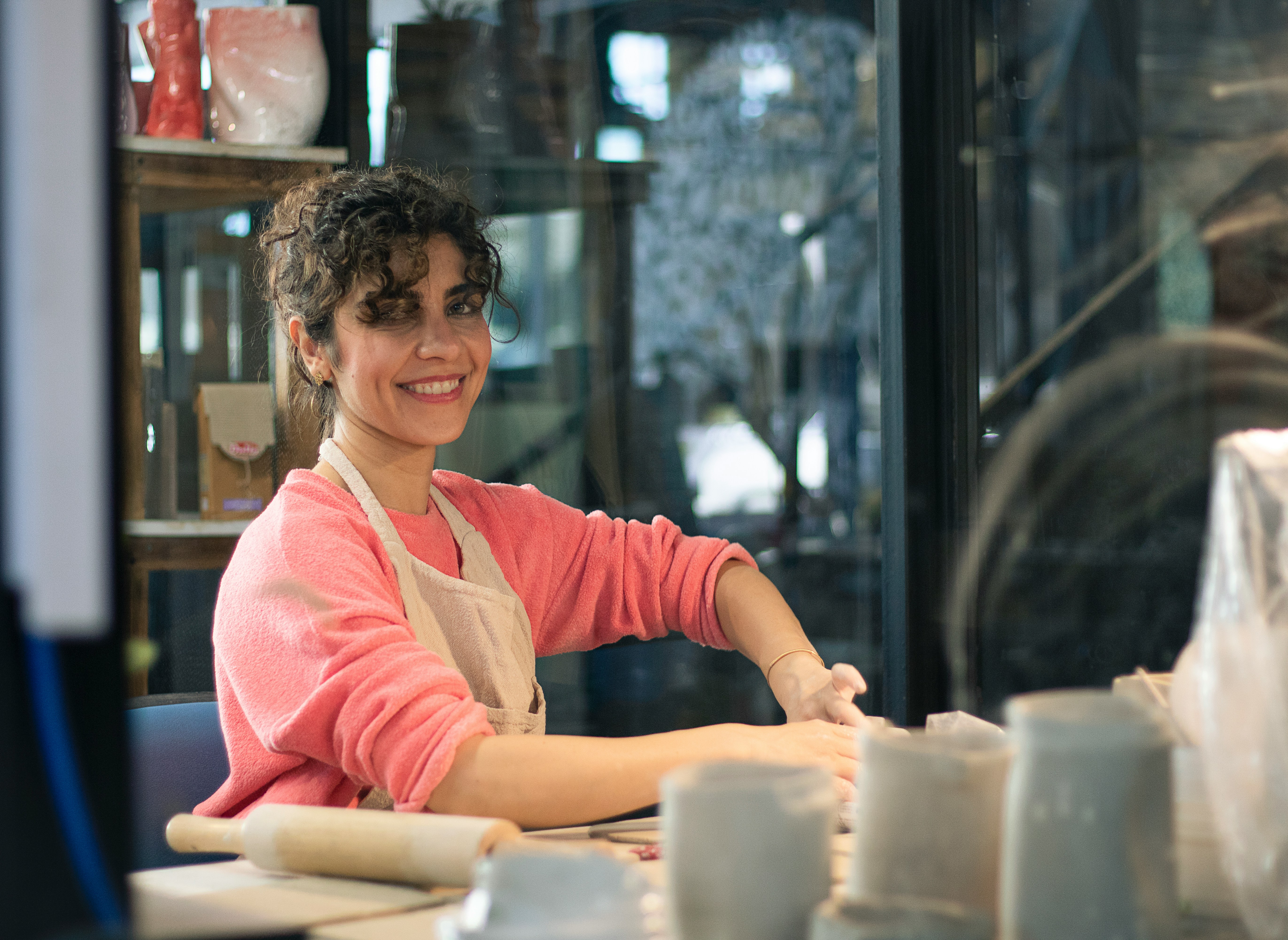 Alfarera sonriendo en el taller de cerámica